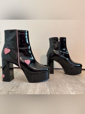 La Moda Sweet Dreams Platform Boots Size 10 – Black Patent Pink Hearts
